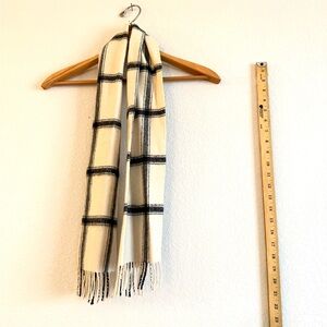 Chic Plaid Scarf in Cream and Black